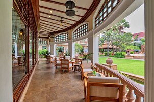 4 restaurantes; se sirve desayuno, almuerzo y cena; cocina internacional