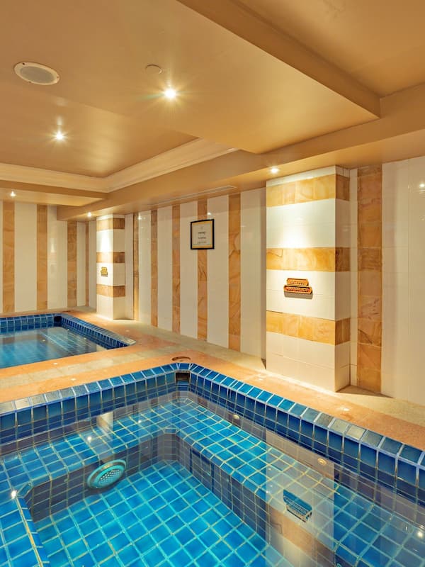 Indoor spa tub