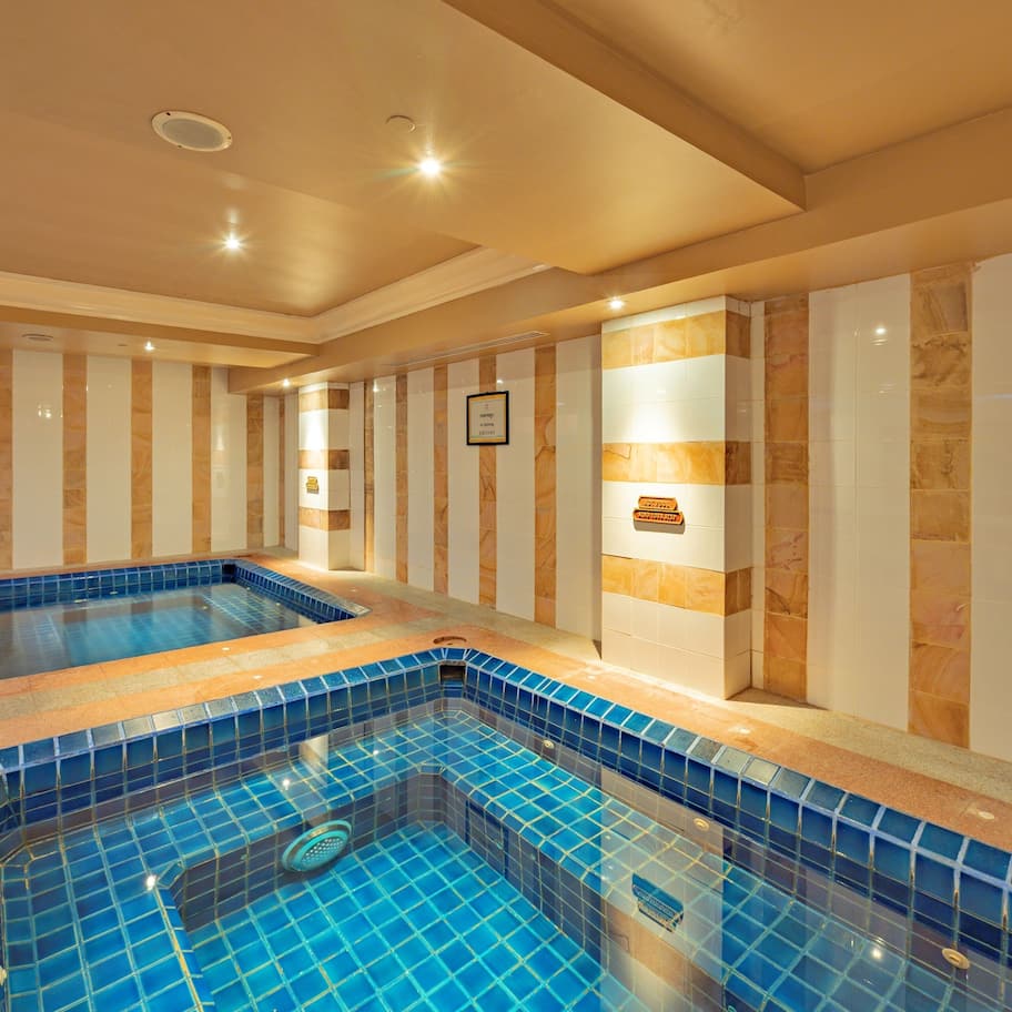 Indoor spa tub