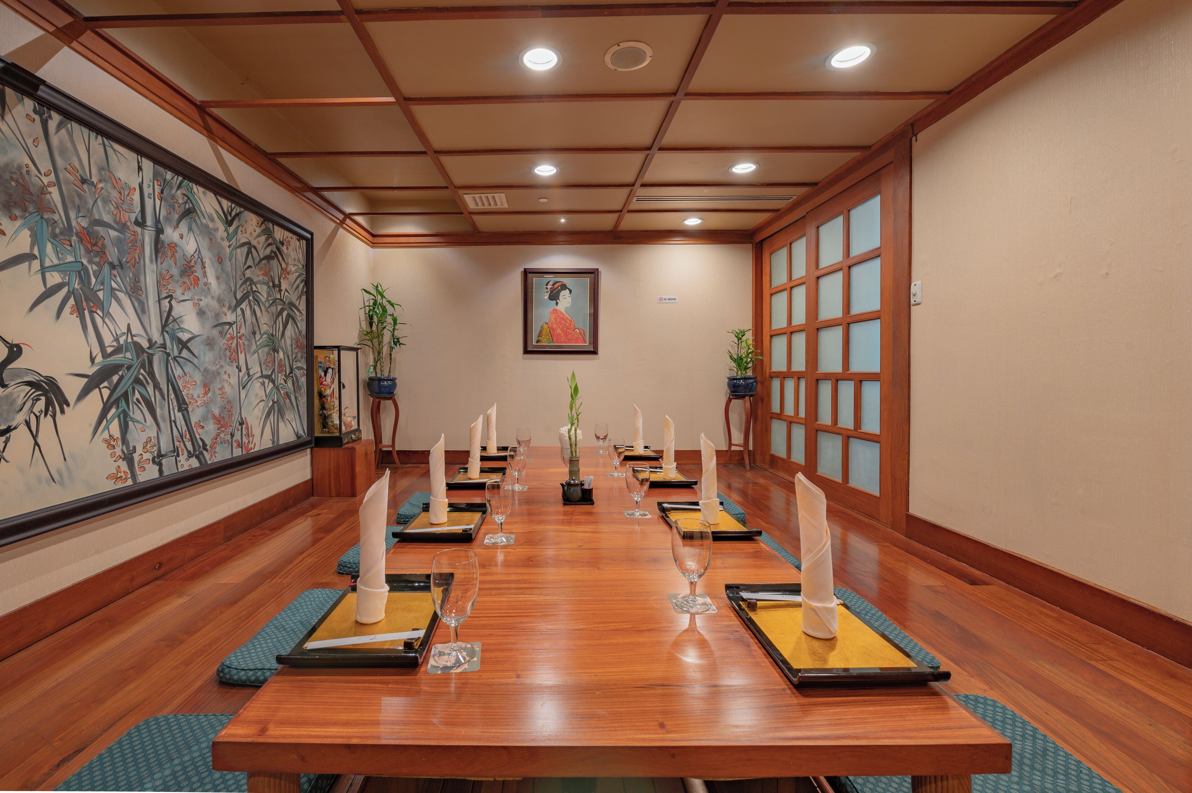 4 restaurants, breakfast, lunch, dinner served; international cuisine