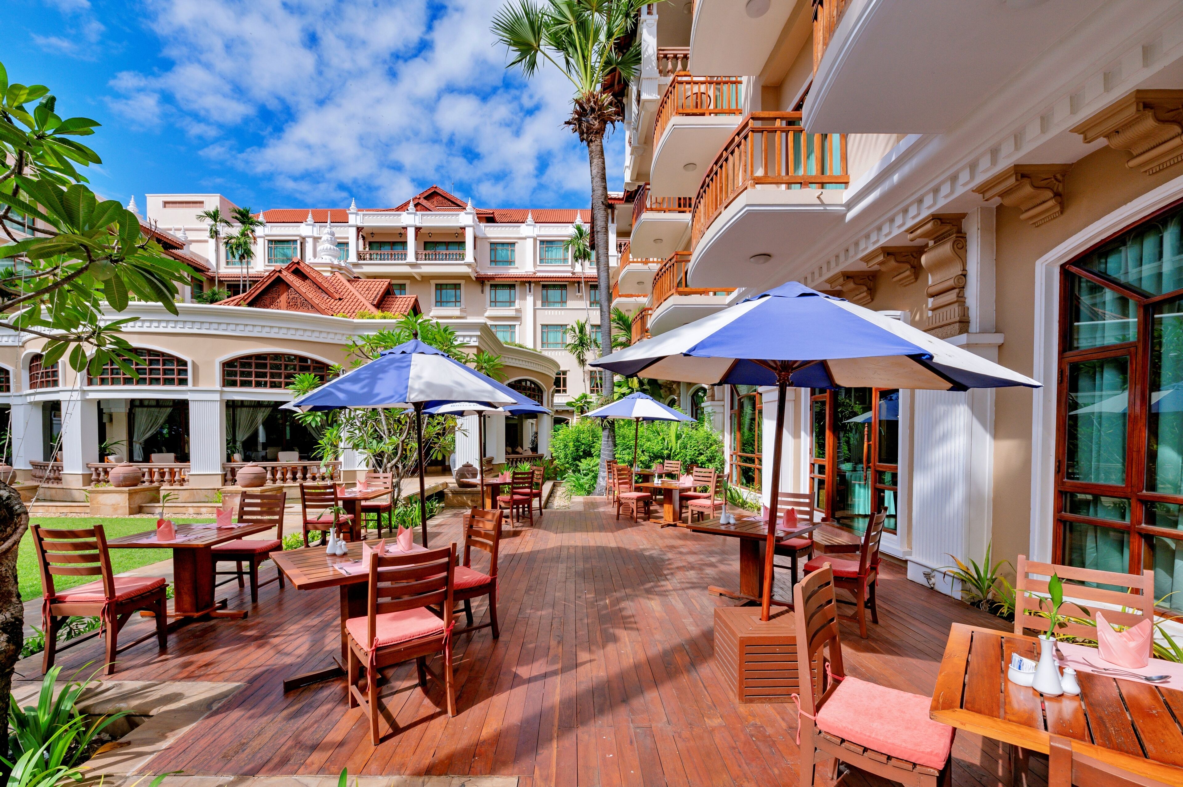 4 restaurants, breakfast, lunch, dinner served; international cuisine