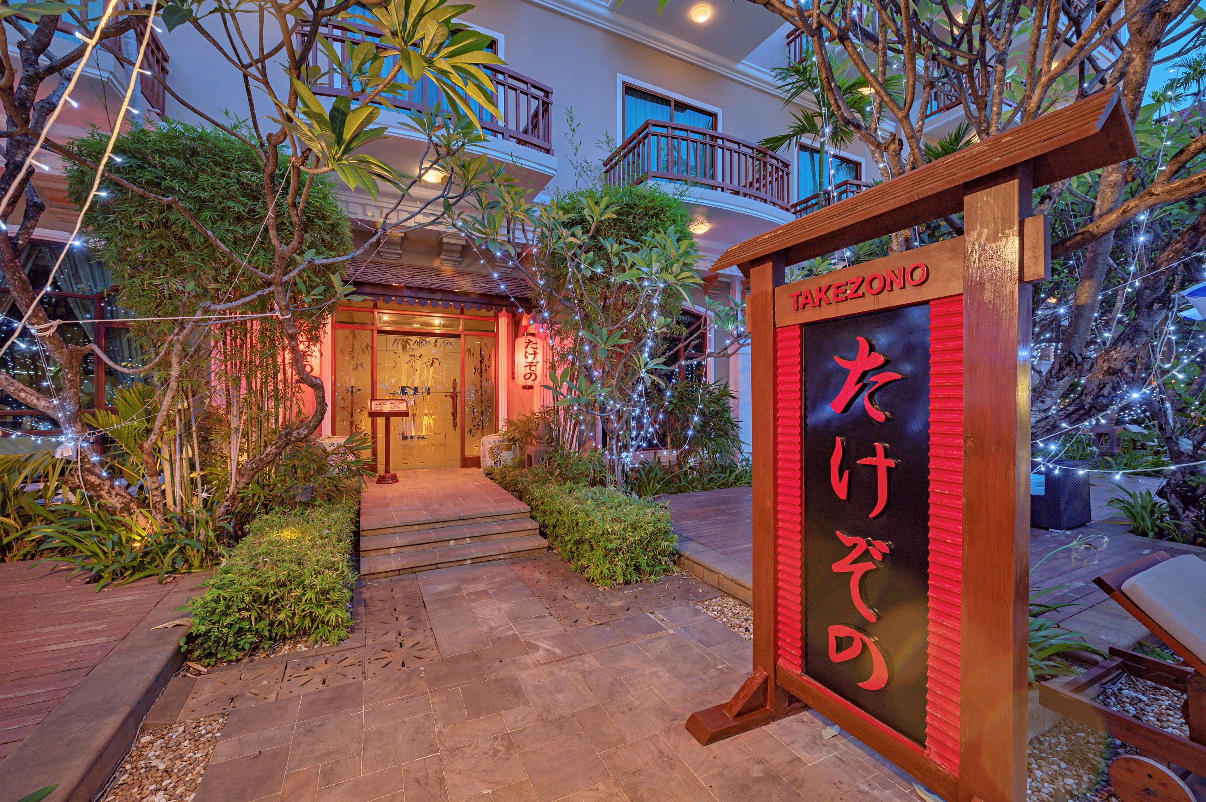 4 restaurants, breakfast, lunch, dinner served; international cuisine