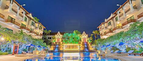 Een buitenzwembad, parasols voor strand/zwembad