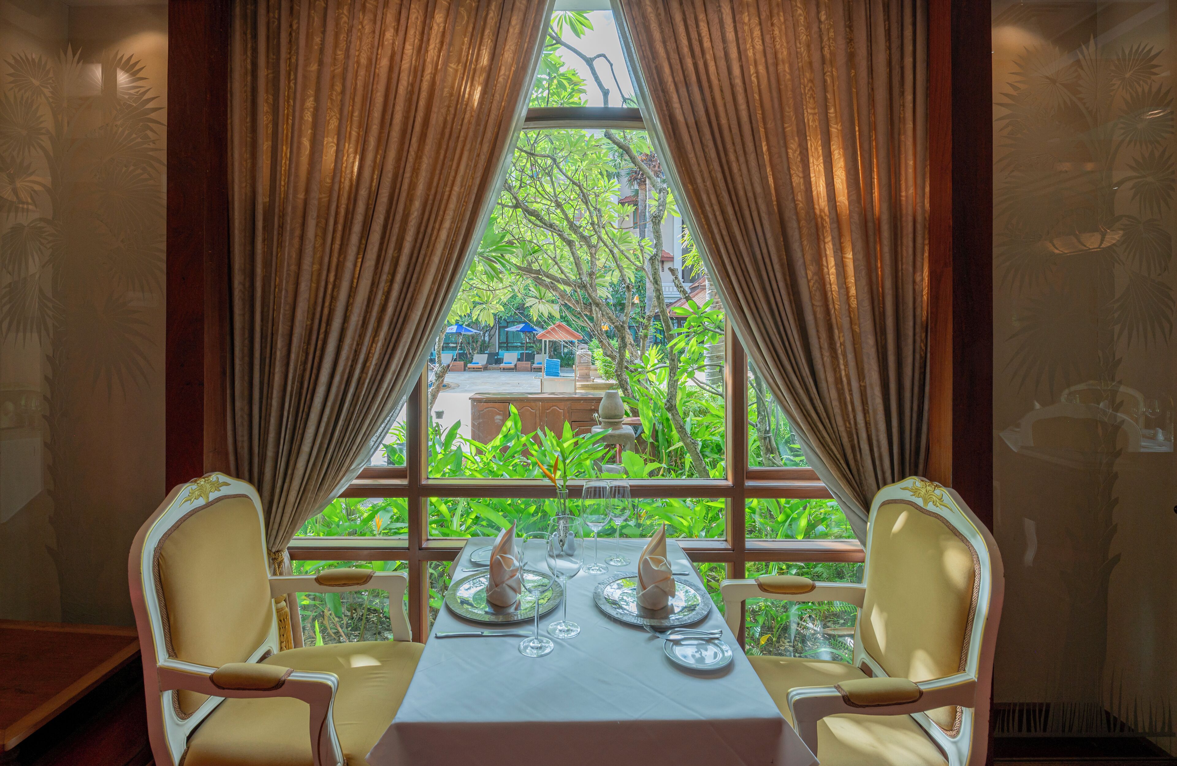 4 restaurants, breakfast, lunch, dinner served; international cuisine