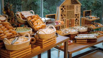 Free daily buffet breakfast