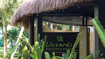 14 restaurantes; se sirven desayunos, almuerzos, cenas y pizza