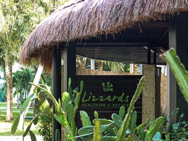 14 restaurantes; se sirve desayuno, almuerzo y cena; pizza