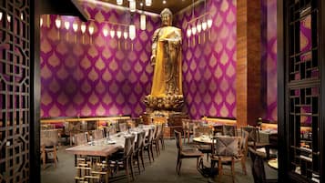 10 restaurants, breakfast, lunch, dinner served; seafood
