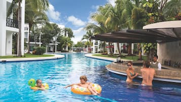 7 albercas al aire libre, sombrillas en la alberca y camastros