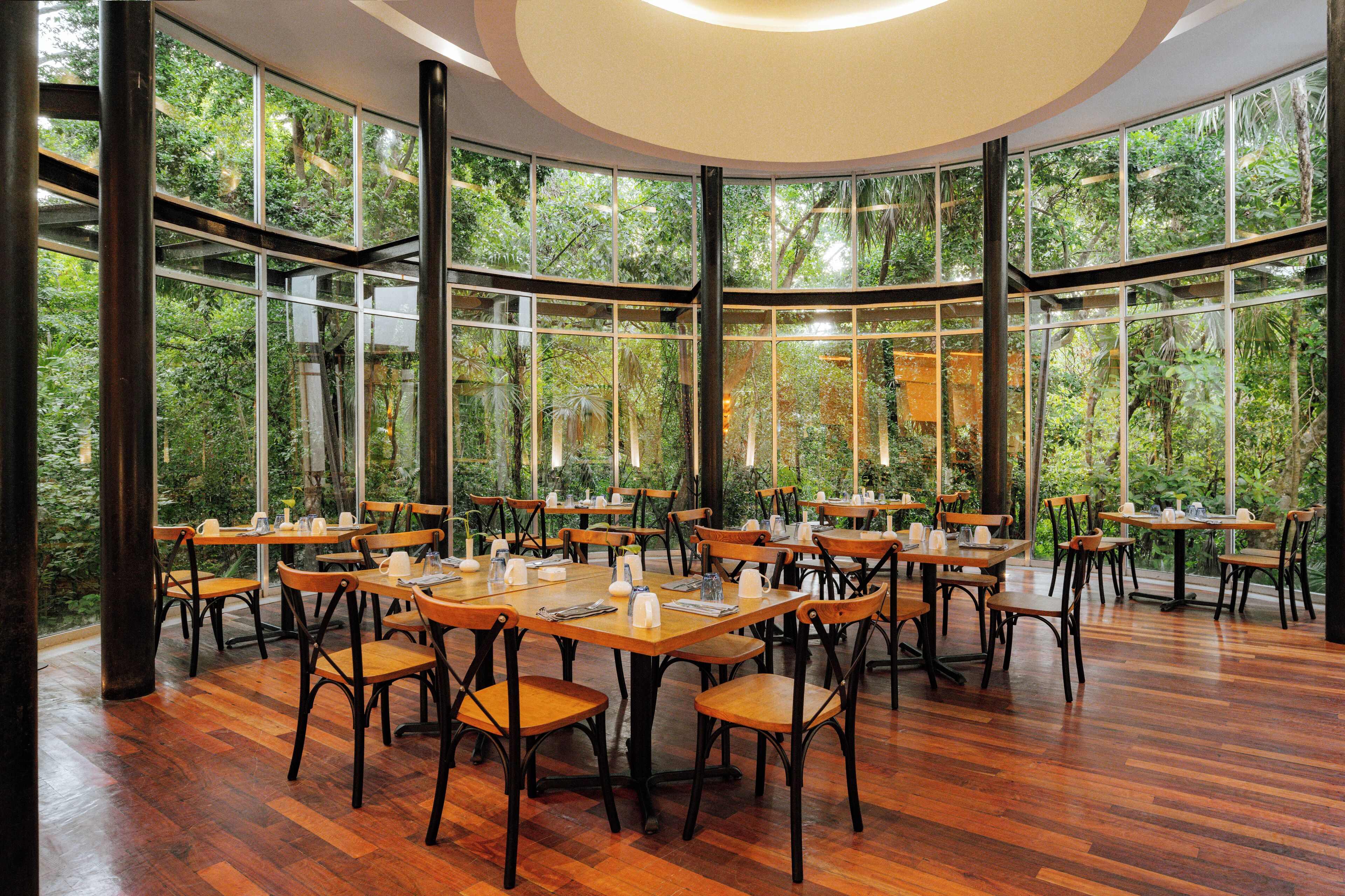 14 restaurantes; se sirven desayunos, almuerzos y cenas