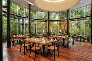 14 restaurants; ze serveren er ontbijt, lunch en diner 