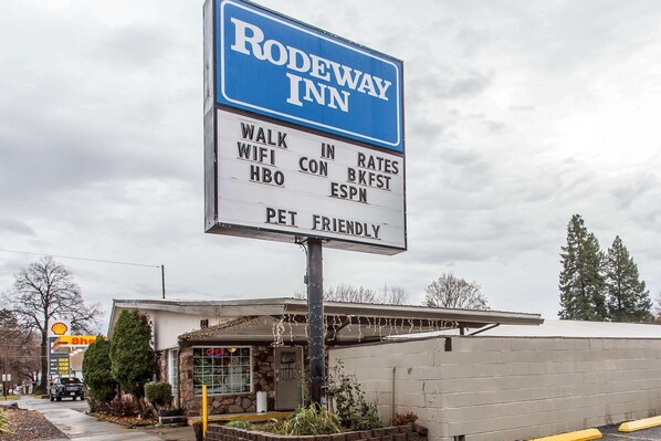 A sign for Rodeway Inn advertising amenities like walk-in rates, WiFi, HBO, and pet-friendly policy. - Rodeway Inn La Grande - Island City (La Grande)