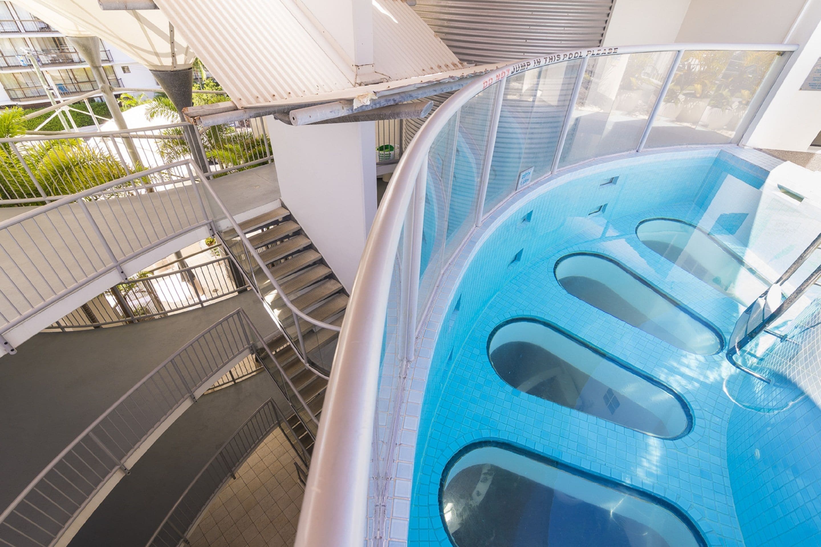 室外游泳池，池畔遮阳伞