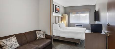 Standard Room, 1 King Bed, Accessible, Jetted Tub | Premium bedding, desk, iron/ironing board, WiFi (free)