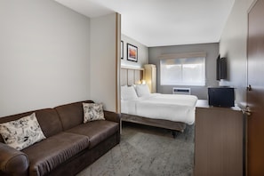 Standard Room, 1 King Bed, Accessible, Jetted Tub | Premium bedding, desk, iron/ironing board, WiFi (free)
