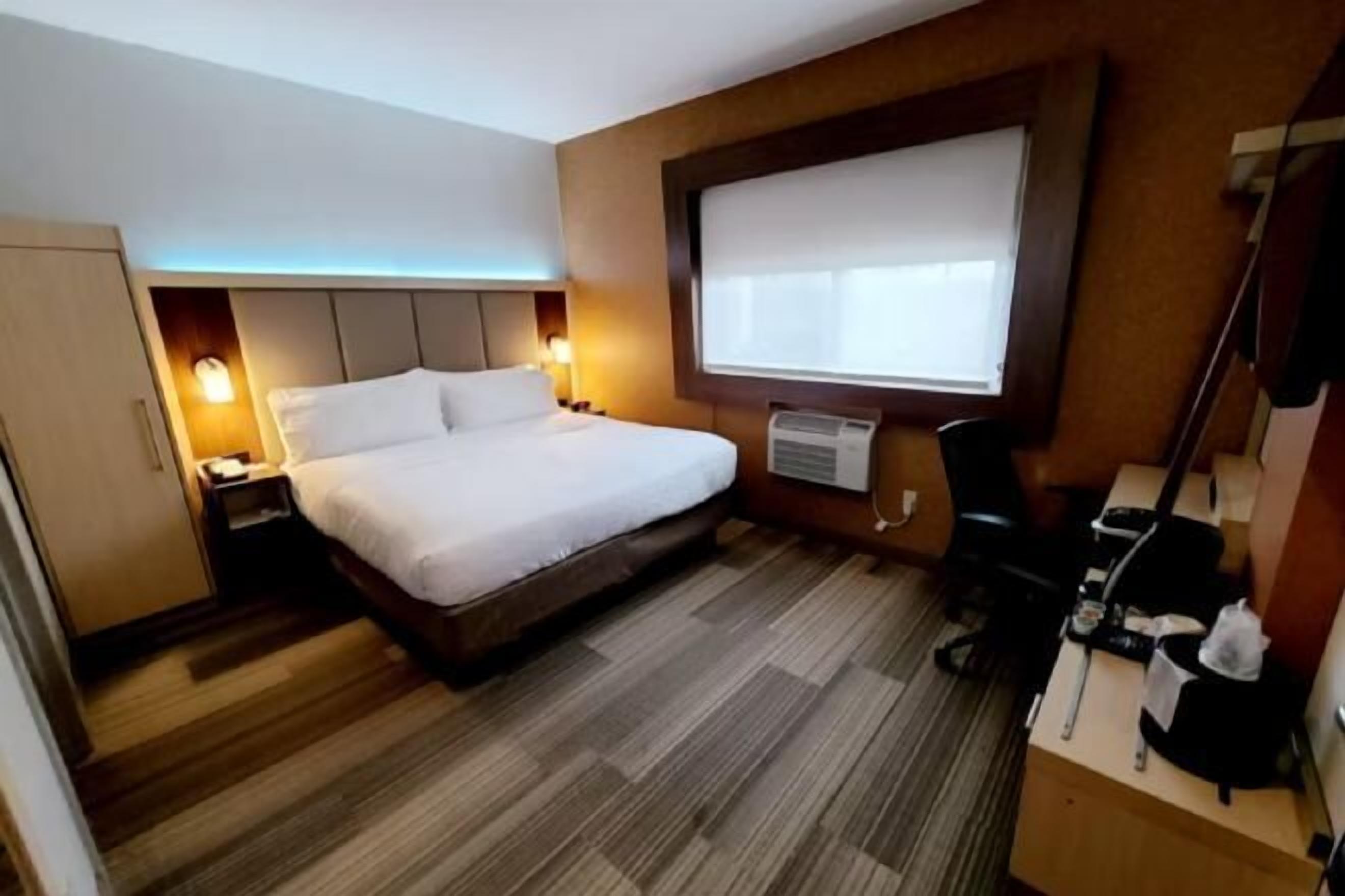 Premium bedding, desk, iron/ironing board, free WiFi