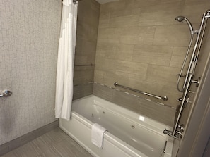 Standardzimmer, 1 King-Bett, barrierefrei, Whirlpool (Mini Fridge) | Hochwertige Bettwaren, Schreibtisch, Bügeleisen/Bügelbrett