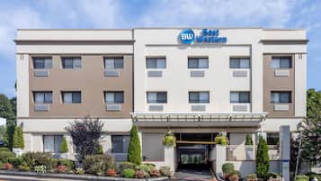 Un hotel de diseño moderno, con techo plano, varias ventanas y una entrada cubierta.