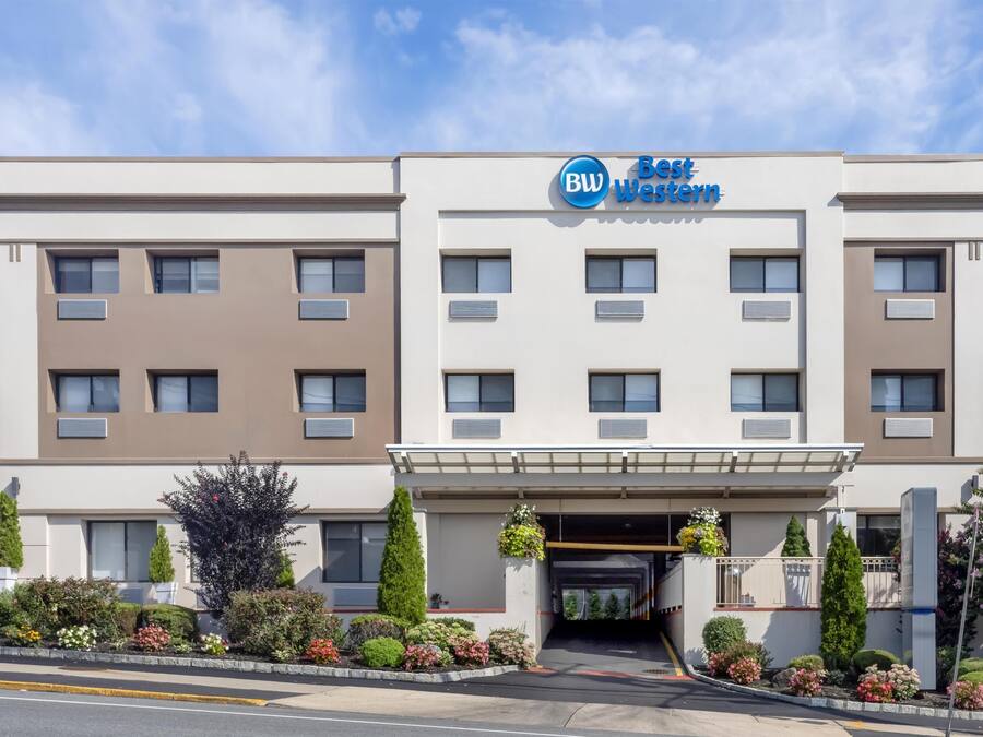 Un hotel de diseño moderno, con techo plano, varias ventanas y una entrada cubierta.