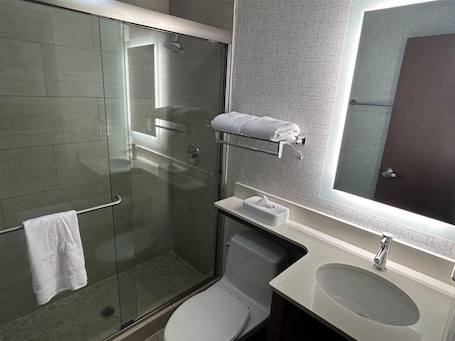 Premium bedding, desk, iron/ironing board, free WiFi. Best Western Roslyn-Long Island Hotel