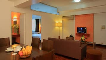 Suite, 2 habitaciones | Área de sala de estar | Televisión de pantalla plana