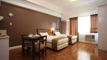 Cortinas blackout y tabla de planchar con plancha