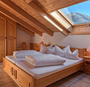 Escritorio, wifi gratis y ropa de cama