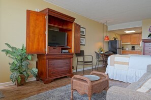 Estudio estándar, 1 cama Queen size y sofá cama, cocineta | Decoración personalizada, muebles diferentes y wifi gratis