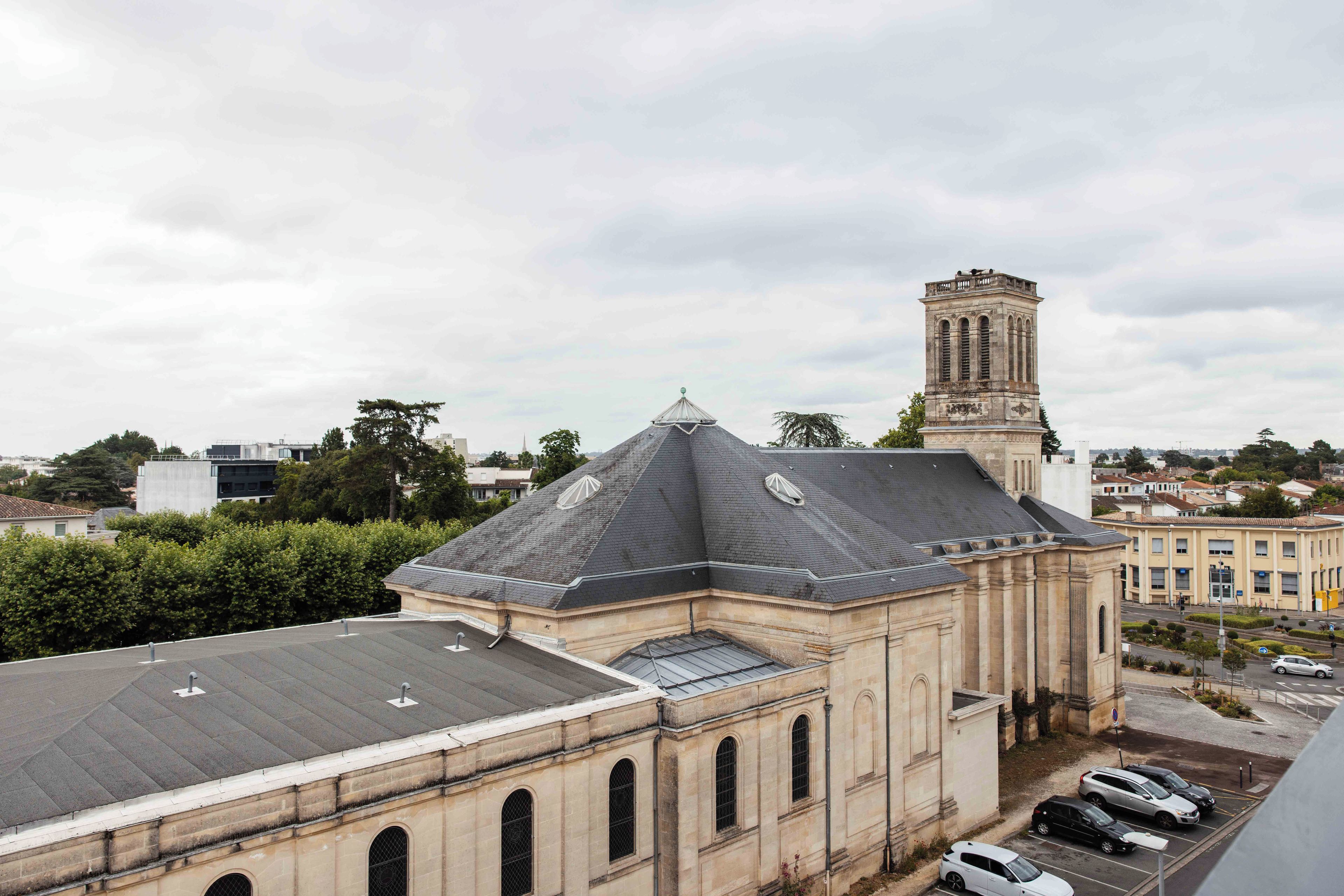 Un bâtiment historique doté d’une tour imposante et d’un grand dôme.