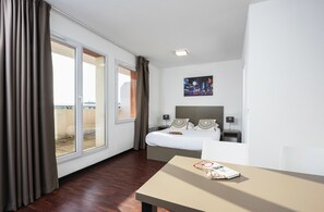 Bàn, phòng cách âm, bàn ủi/dụng cụ ủi quần áo 