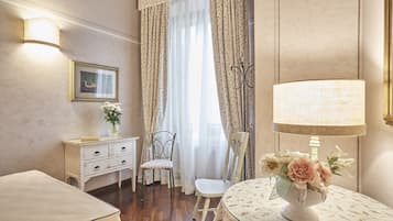 Habitación doble clásica, baño privado (External) | Ropa de cama de alta calidad y caja de seguridad en la habitación