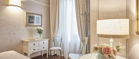 Klassieke tweepersoonskamer, privébadkamer (External) | Luxe beddengoed, een kluis op de kamer, individueel gedecoreerd