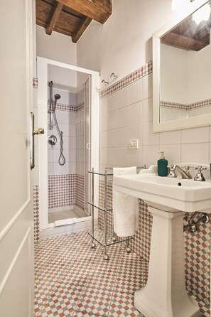 Superior Double Room | Bathroom | Shower, free toiletries, hair dryer, bidet - Locanda de' Ciompi (Florence)