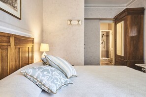 Habitació doble superior | Roba de llit d'alta qualitat i caixa forta a l'habitació 