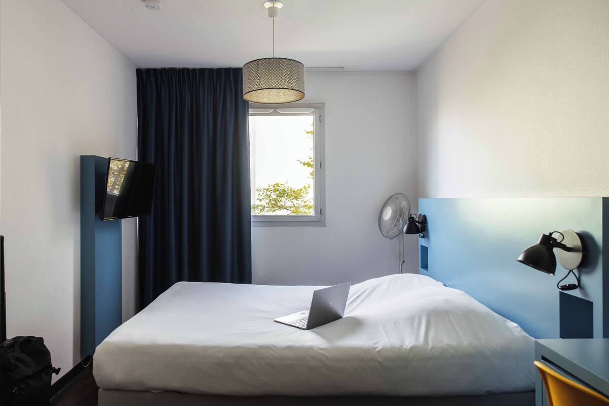 Studio classique double | Desk, laptop workspace, blackout curtains, free WiFi