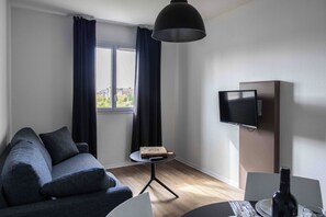 Studio classique quadruple double | Escritorio, espacio para trabajar con laptop y cortinas blackout 