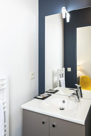 Studio classique double | Bathroom sink - Ténéo Apparthôtel Bordeaux - Gare Saint Jean (Bordeaux)