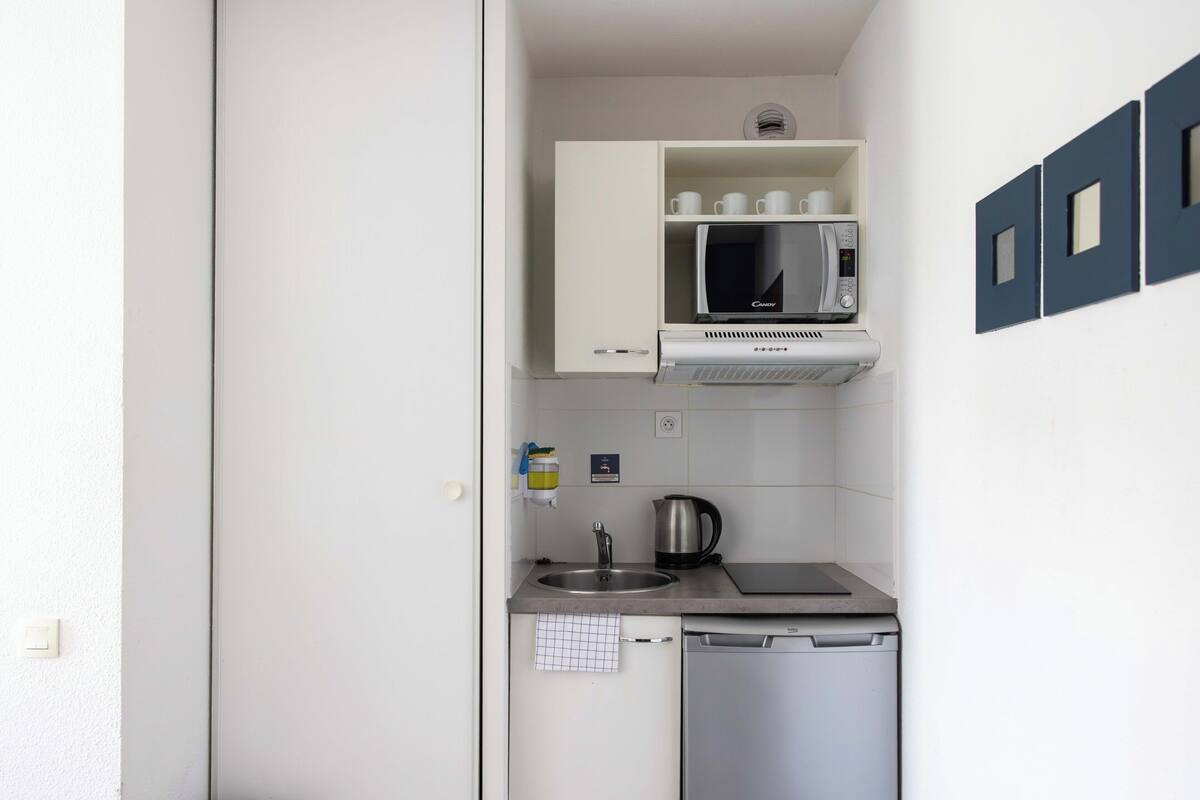 Fridge, microwave, stovetop, electric kettle