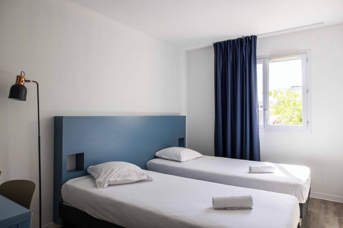 Studio classique quadruple twin | Desk, laptop workspace, blackout curtains, free WiFi