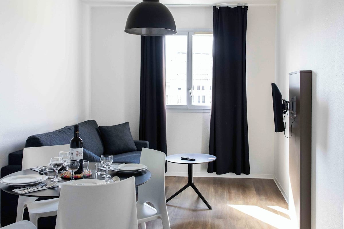 Studio classique quadruple double | Desk, laptop workspace, blackout curtains, free WiFi