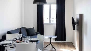 Studio classique quadruple double | Desk, laptop workspace, blackout drapes, free WiFi