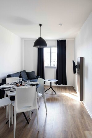 Studio classique quadruple double | Een bureau, een laptopwerkplek, verduisterende gordijnen, gratis wifi
