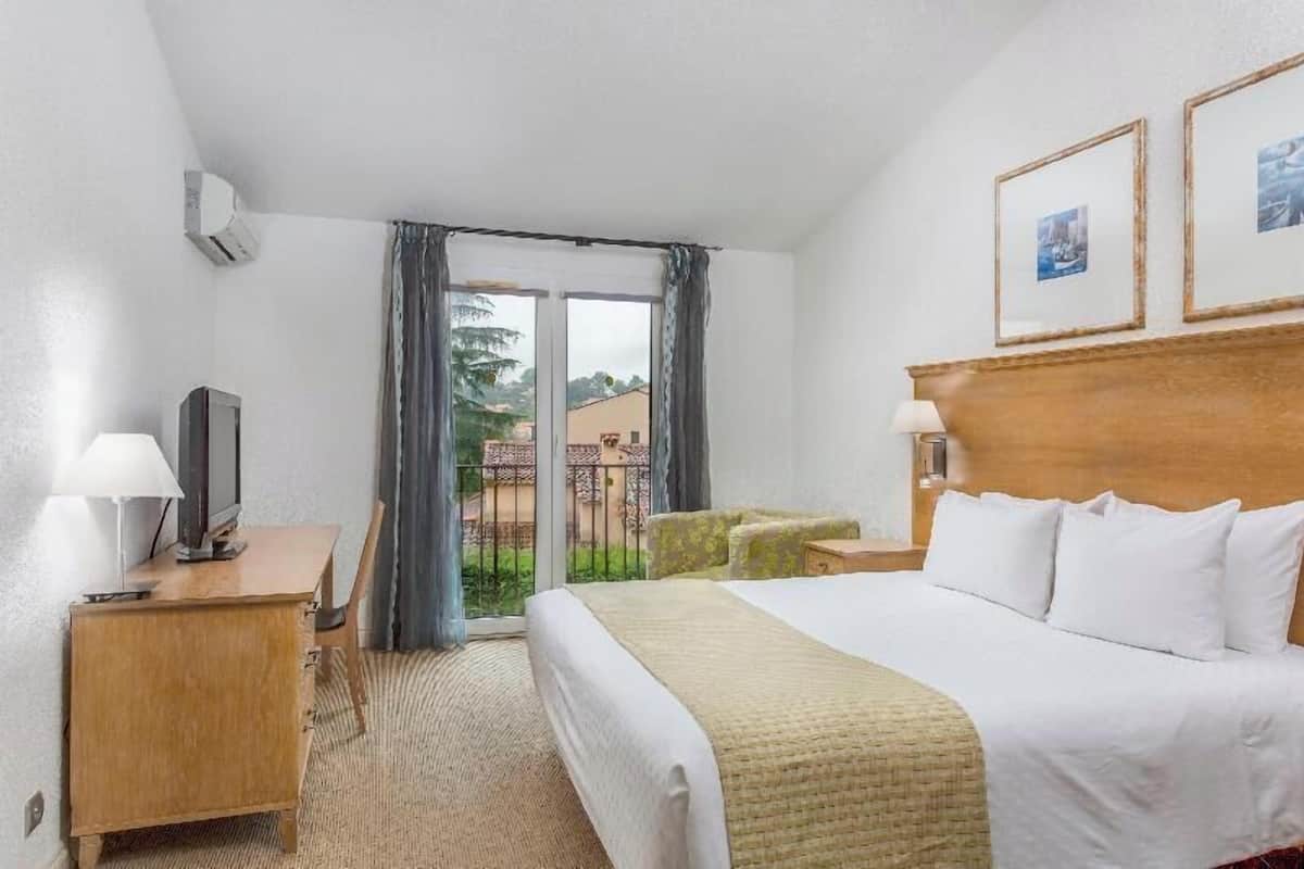 In-room safe, soundproofing, iron/ironing board, free cribs/infant beds