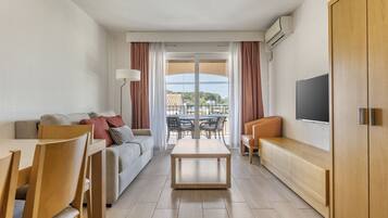 Departamento, 2 habitaciones | Área de sala de estar | Televisión de pantalla plana de 31 pulgadas con canales vía satélite