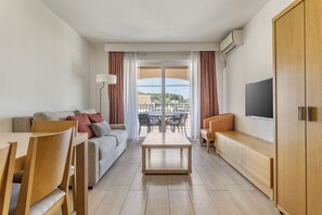 Appartement, 2 chambres | Coin séjour | Télévision à écran plat de 31 pouces avec chaînes par satellite