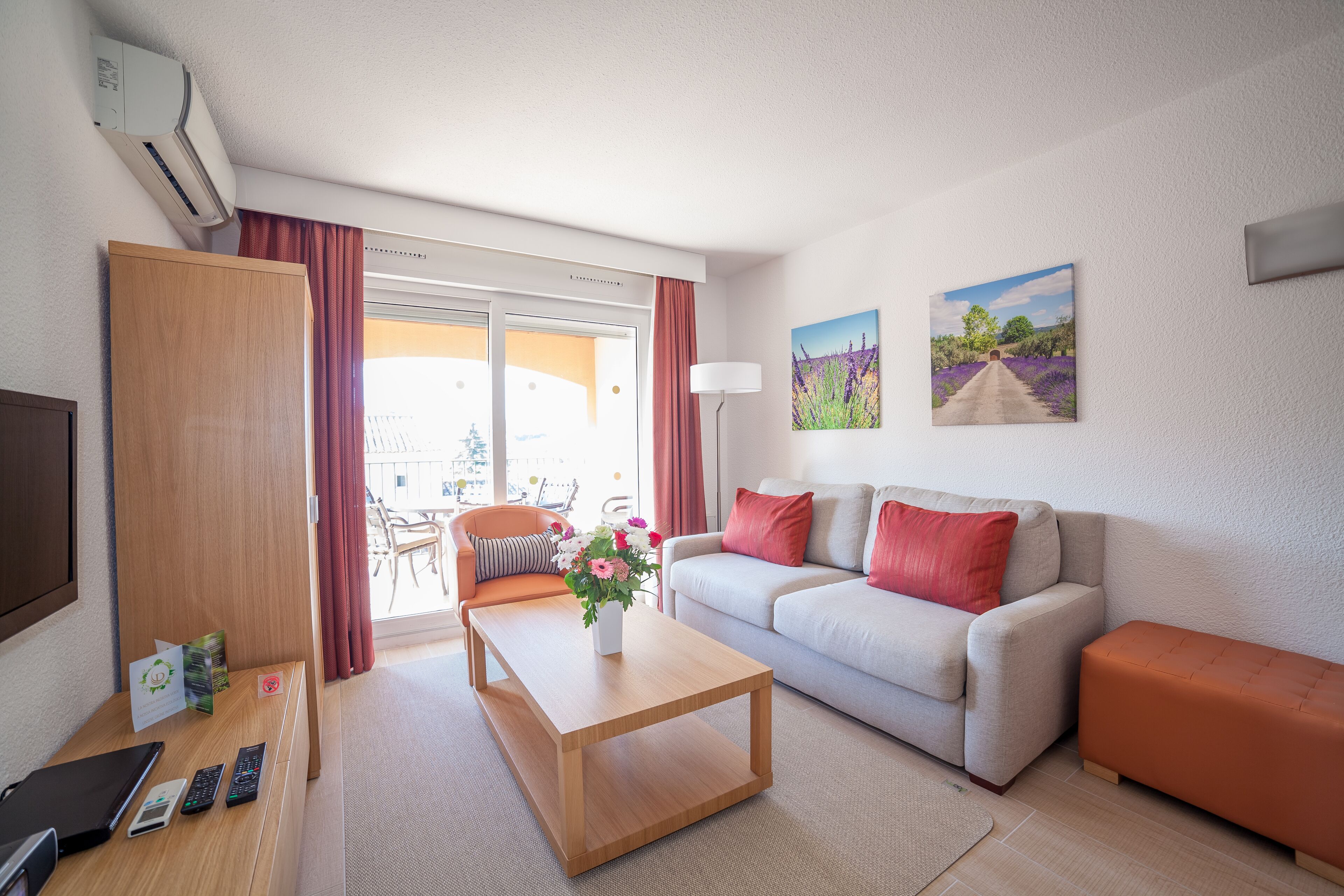 apartment, 2 bedrooms | living area | 31-inch flat-screen tv with satellite channels, tv