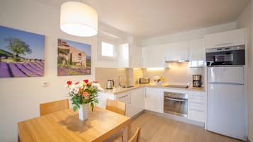 Appartement, 1 chambre | Restauration dans la chambre