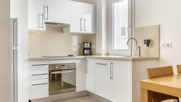Appartement, 1 chambre | Cuisine privée | Réfrigérateur, micro-ondes, plaque de cuisson, cafetière/bouilloire