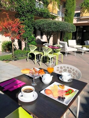 Der serveres morgenmad, frokost og aftensmad