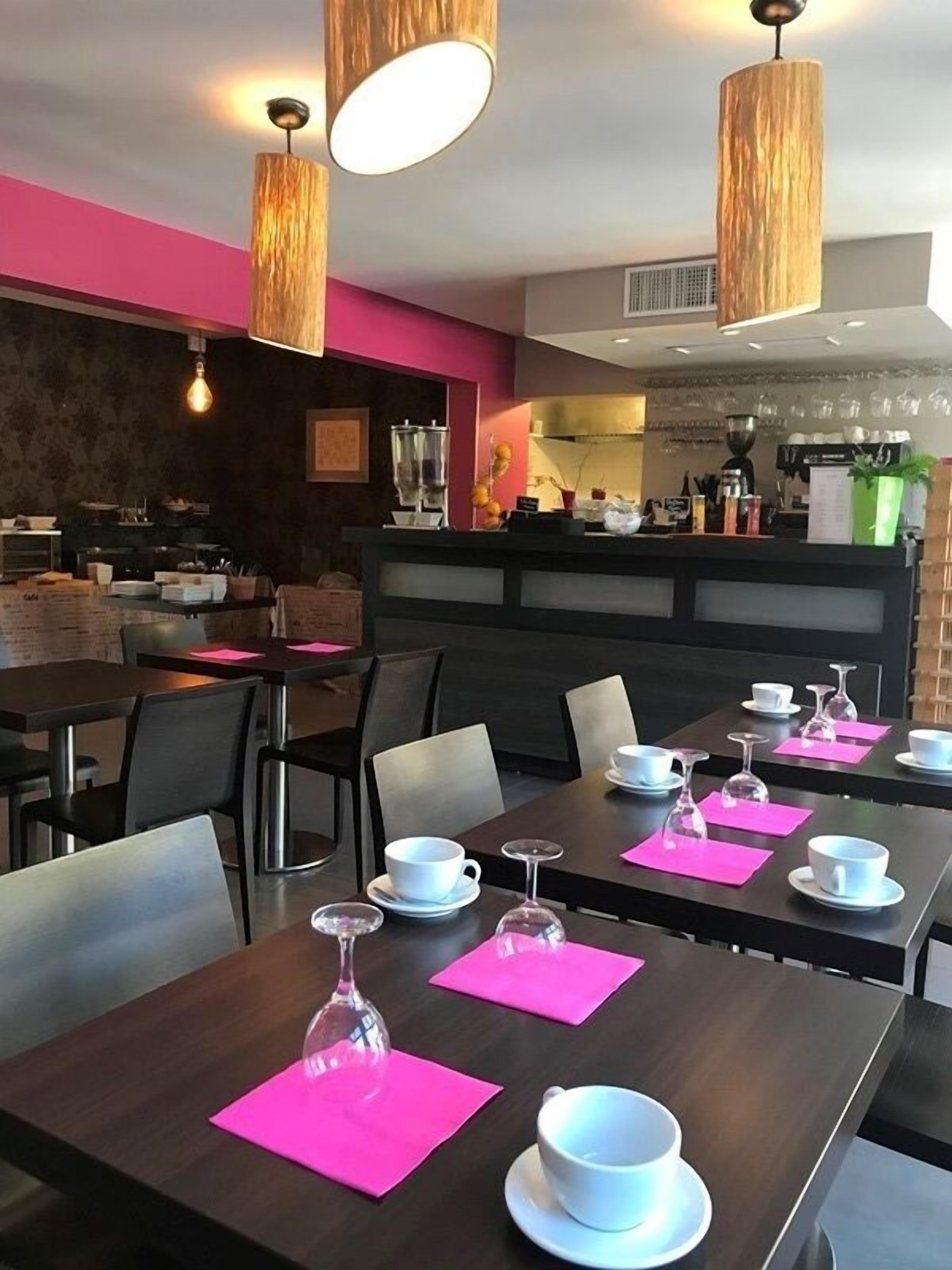 breakfast, lunch and dinner served